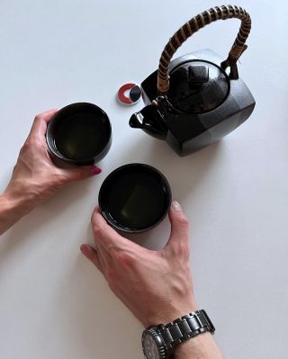 Čajový obřad doma „po svém” 🍵 Kromě toho, že si můžete pojmenovat jednotlivé hrnky i konvici podle sebe se v novém článku...