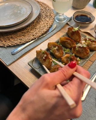 Gyoza knedlíčky od blízkých chutnají nejlépe 🥟 Když ještě servírují na ručně dělané japonské keramice — tak to nemá chybu...